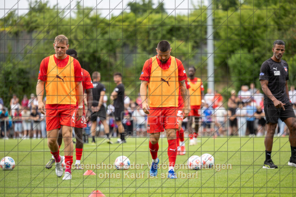 20250706_150006_0403 | #,TSG Salach (blau) vs. 1.FC Heidenheim (rot), Fußball, Freundschaftsspiel - WfV, Saison 2025/2026, Rasensportplatz, Staufenecker Str. 41, 73084 Salach, 06.07.2025 - 15:30 Uhr,Foto: PhotoPeet-Sportfotografie/Peter Harich