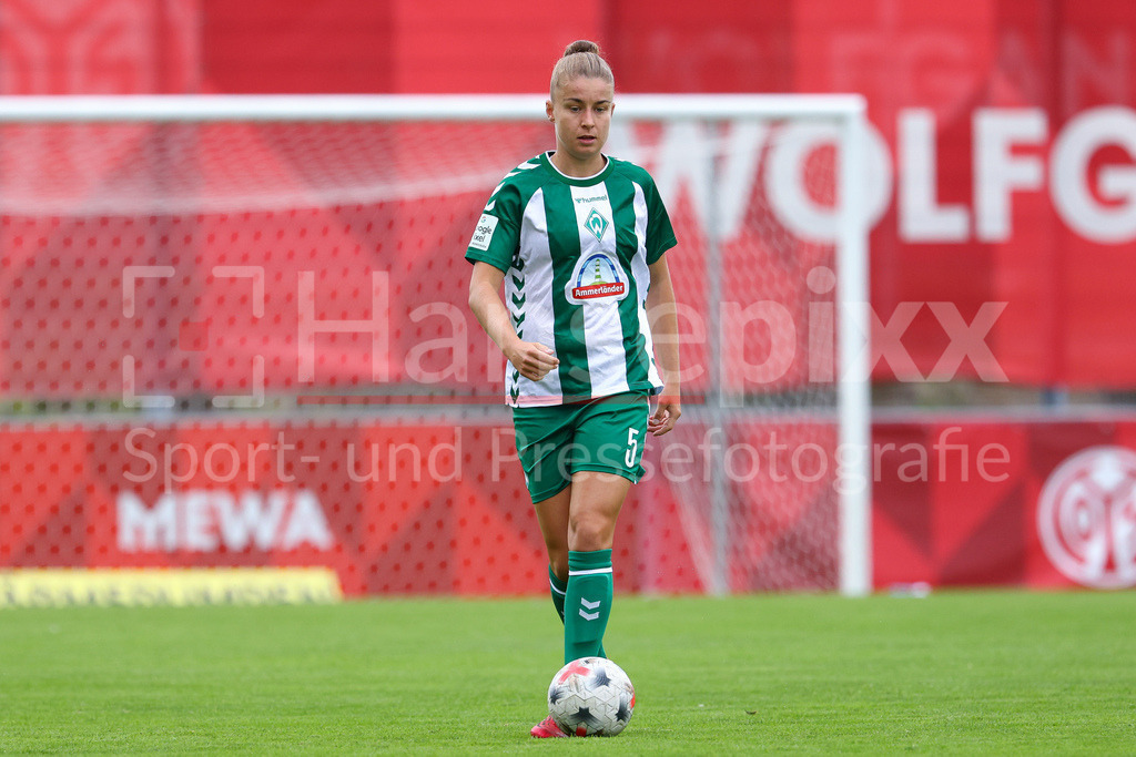 Fussball, Google Pixel Frauen-Bundesliga, 1. FSV Mainz 05 - SV Werder Bremen | Michelle Ulbrich (SV Werder Bremen, 5) am Ball, Freisteller, Einzelbild, Ganzkörper, Aktion, Action, Spielszene, DIE DFB-RICHTLINIEN UNTERSAGEN JEGLICHE NUTZUNG VON FOTOS ALS SEQUENZBILDER UND/ODER VIDEOÄHNLICHE FOTOSTRECKEN. DFB REGULATIONS PROHIBIT ANY USE OF PHOTOGRAPHS AS IMAGE SEQUENCES AND/OR QUASI-VIDEO.