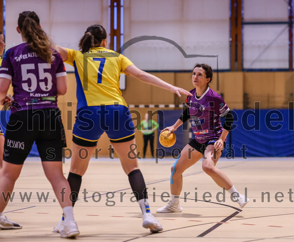 2025-02-15_043_SpVgg_Altenerding_gegen_MTV_Pfaffenhofen | Erding, Deutschland, 15.02.2025:Handball, Bezirksoberliga Frauen Altbayern 2024 / 2024, 14. Spieltag, SpVgg Altenerding gegen MTV Pfaffenhofen, Endergebnis: 27:23Verena Kaiser (SpVgg Altenerding, #55), Caroline Fenner (MTV Pfaffenhofen, #7), Julia Kübelsbeck (SpVgg Altenerding, #5)Foto: Christian Riedel / fotografie-riedel.net