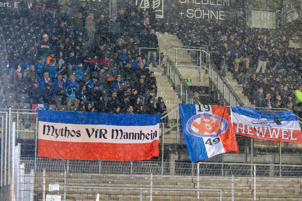 Fußball, Badischer Pokal 2025/26, Halbfinale: SV Sandhausen gegen VfR Mannheim | Fußball, Badischer Pokal 2025/26, Halbfinale: SV Sandhausen gegen VfR Mannheim***Die mitgereisten Fans des VfR Mannheim - Realisiert mit Pictrs.com