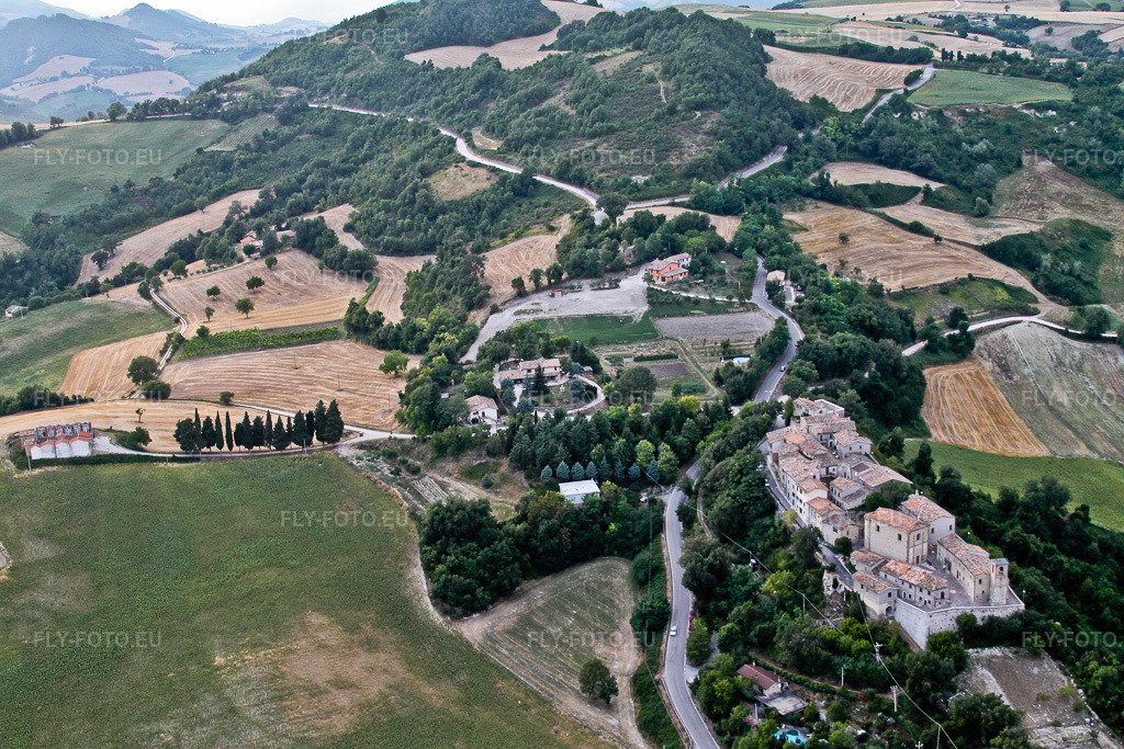 Vue aérienne: Vue locale des rues et des maisons de Monterolo dans les Marches à le quartier Monterolo in Pergola dans le département Pesaro und Urbino, Italie. Photo: IMG_43100.jpg prise le 16/07/2011 par Werner Riehm/FLY-FOTO.eu – Résolution de l'original: 4260 x 2840 px