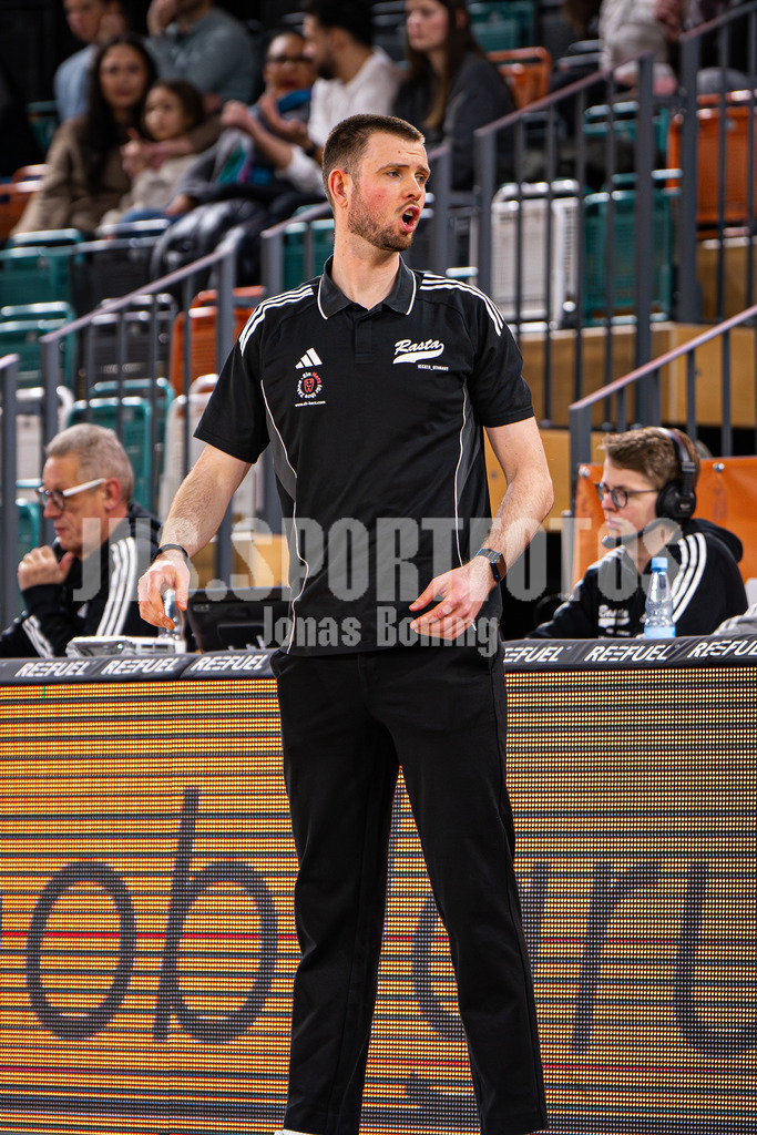 Basketball I Herren I Saison 2025-2026 I ProB Nord I 21. Spieltag I Rasta Vechta II - Iserlohn Kangaroos I 3216 | Harm-Ubbo Horst (Head Coach, RASTA Vechta II) - Realisiert mit Pictrs.com