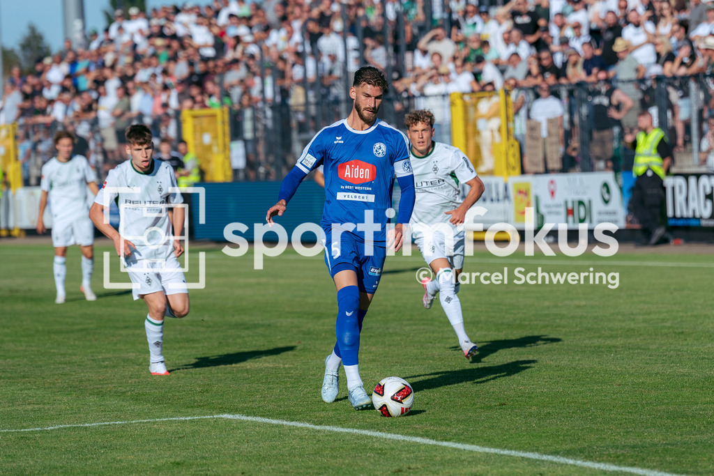 SSVg Velbert 02 – Borussia Mönchengladbach | Tristan Duschke (SSVg Velbert 02) am Ball. Testspiel zwischen der SSVg Velbert 02 und Borussia Mönchengladbach in Velbert, 12.08.2026. Endstand: 0:8. sportimfokus / Marcel Schwering - Realisiert mit Pictrs.com