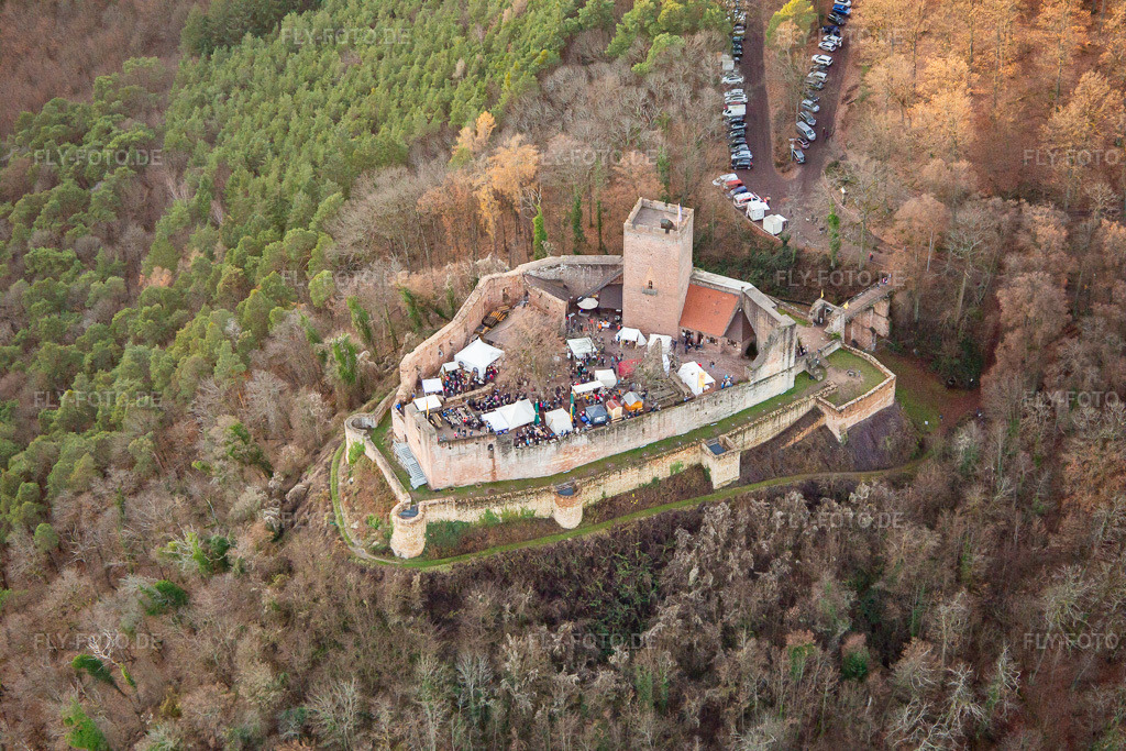 Luftbild: Weihnachtsmarkt auf der Burgruine Landeck in Klingenmünster im Bundesland Rheinland-Pfalz in Deutschland. Foto: IMG_139400.jpg vom 16.12.2023 durch Werner Riehm/FLY-FOTO.de