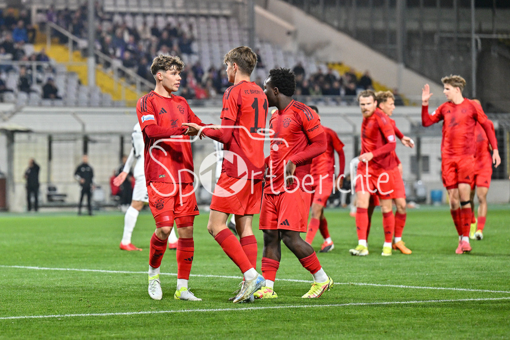 FC Bayern Amateure - TSV Schwaben Augsburg | Jubel der Bayern nach dem Treffer zum 1-0 durch Guido DELLA ROVERE (FC Bayern München II #11) / Freude / Happy /  Tor / Torschuetze / Regionalliga Bayern: FC Bayern Muenchen II - TSV Schwaben Augsburg, Gruenwalder Stadion am am 25.10.2024