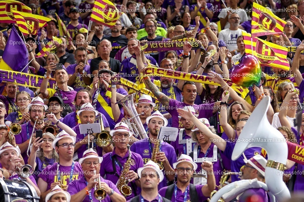 KoeEHF15062501063 | 15.06.2025, Handball, Spiel um Platz 3, TruckScout24 EHF FINAL4, LANXESS arena Köln, HBC Nantes - FC Barcelona: Abschlussjubel nach dem Sieg für Nantes. Die Mannschaft feiert den 3. Platz. Feature - Die Fans aus Nantes machen ordentlich Stimmung auf der Tribüne. Zuschauer Besucher Fan Fans
