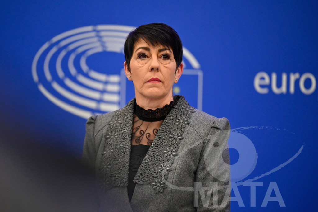_DWI0058 | Politikerin Christine Anderson bei einer Pressekonferenz zum Thema ' Alarmierende Statistiken zu den Folgen des COVID-Lockdowns' im Europäischen Parlament. Straßburg, 18.01.2023 - Realisiert mit Pictrs.com