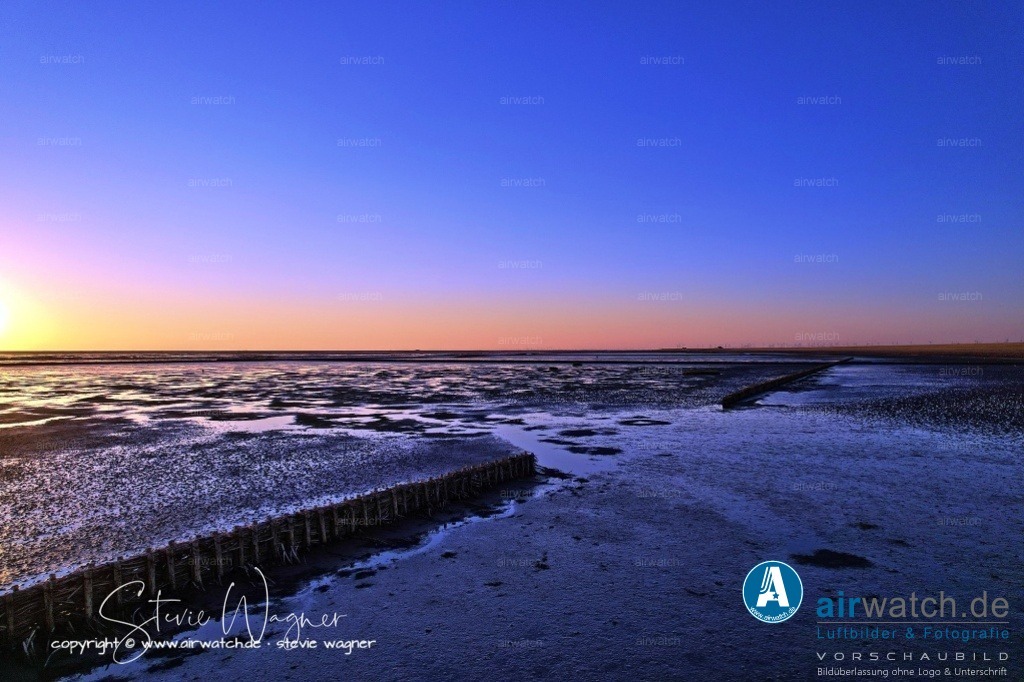 Nordsee, Nordfriesland, Beltringharderkoog, Luettmoorsee, Holmer Siel, Landgewinnung | Landgewinnung & Küstenschutz in Nordfriesland - Einige der wichtigsten Maßnahmen zur Landgewinnung und Küstenschutz in Nordfriesland sind:Deiche und Lahnungen: Diese Strukturen helfen, die Küste zu sichern und neue Landflächen zu gewinnen.Sedimentablagerung: Durch die Ablagerung von Sedimenten an der Küste kann neue Landfläche geschaffen werden.Vorlandmanagement: Das Management des Vorlandes, also des Bereichs zwischen der Küste und der Meereslinie, ist wichtig für die Landgewinnung und den Küstenschutz.Naturschutz: Die Schaffung von Naturschutzgebieten wie dem Nationalpark Schleswig-Holsteinisches Wattenmeer sichert die Biodiversität und den Ökosystemzustand der Region.