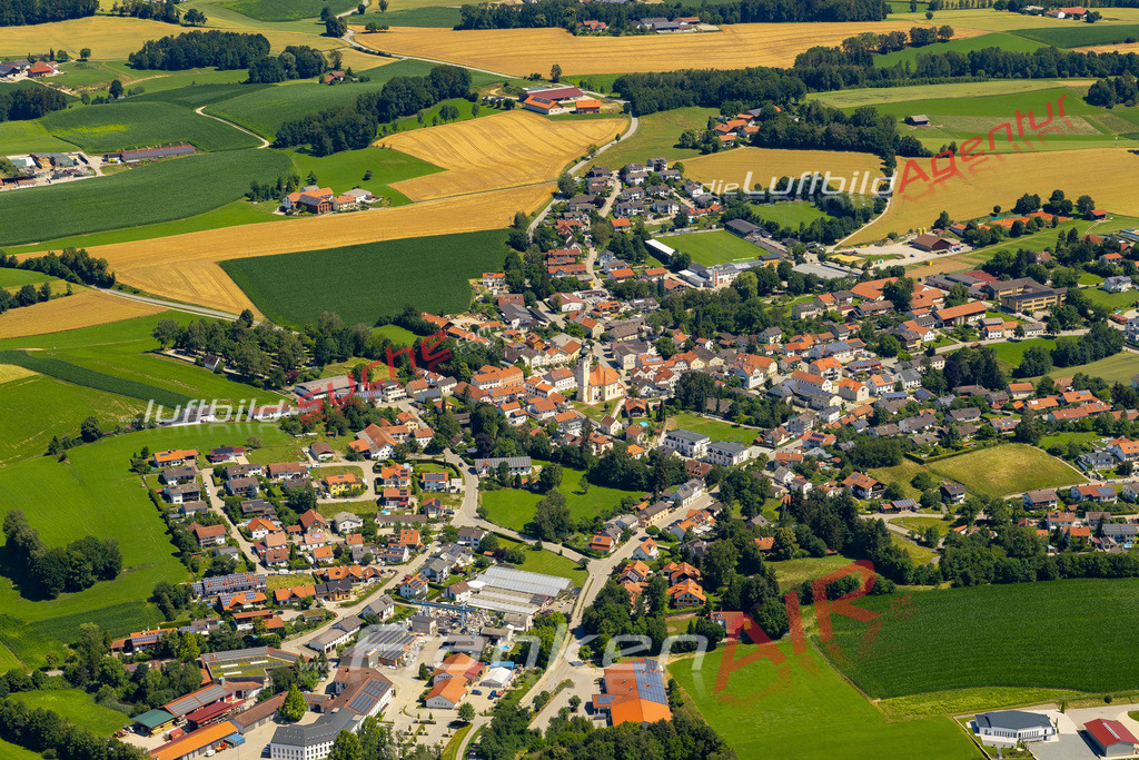 Aktuelles Luftbild von  Buchbach - Die Luftaufnahme wurde 2022 mittels UL-Flugzeug erstellt ( keine Drohne ) - hochauflösende Kamera-Systeme von  Canon -Beste Qualität - Für grossformatige Ausdrucke geeignet. Die Geschenkidee !