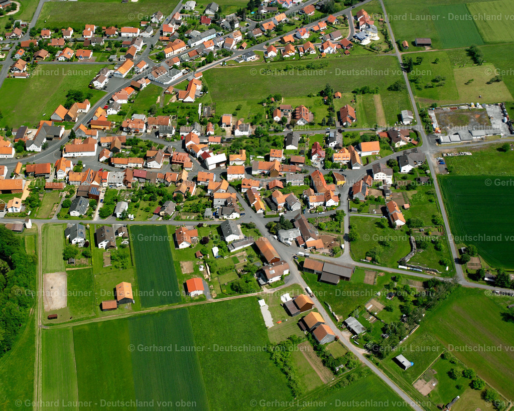 2615371 | STOCKHAUSEN 09.06.2006 Landwirtschaftliche Nutzflächen und Feldgrenzen  umsäumen das Siedlungsgebiet des Dorfes in Stockhausen im Bundesland Hessen, Deutschland // Agricultural land and field boundaries surround the settlement area of the village  in Stockhausen in the state Hesse, Germany Foto: Gerhard Launer