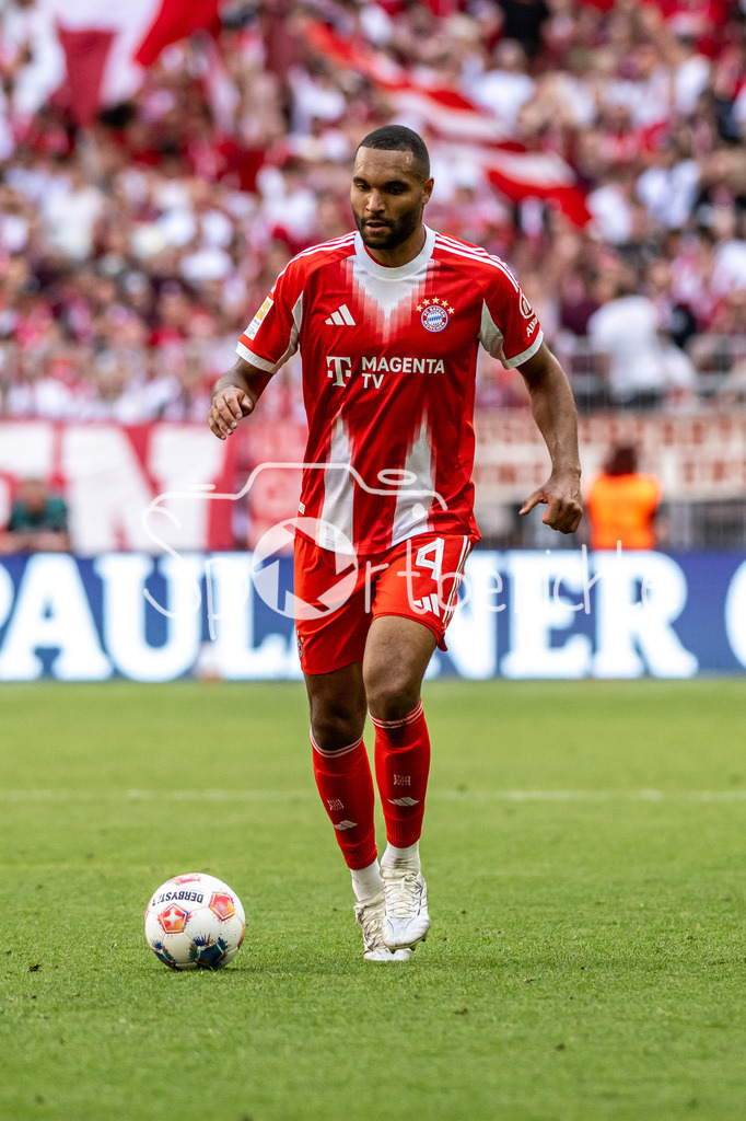 FC Bayern München - 1. FC Heidenheim | MUNICH, GERMANY - 02. MAI: am Ball Jonathan TAH (FC Bayern Munich 4) / Einzelfoto / Freisteller während dem Bundesligamatch zwischen dem FC Bayern München und dem 1. FC Heidenheim am 32. Spieltag in der Allianz Arena / DFL REGULATIONS PROHIBIT ANY USE OF PHOTOGRAPHS AS IMAGE SEQUENCES AND/OR QUASI-VIDEO