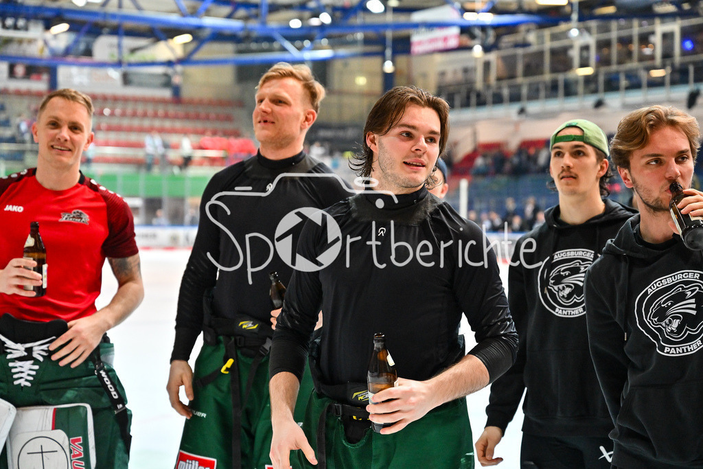 Iserlohn Roosters - Augsburger Panther | Die Spieler der Panther feiern zusammen mit den Fans den Klassenerhalt in Iserlohn / Freude / Happy / Abstieg / Absteiger / DEL: Iserlohn Roosters - Augsburger Panther, Eissporthalle Iserlohn am 07.03.2025 / D. J. BUSDEKER (Augsburger Panther #14)