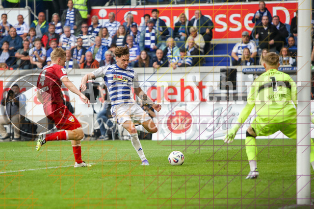 MSV Duisburg vs VfB Stuttgart II - 3. Liga | Duisburg, Deutschland, 02.08.25:   Maximilian Herwerth (VfB Stuttgart II), m9 und Florian Pascal Hellstern (VfB Stuttgart II) im Kampf um den Ball waehrend des Spiels der 3. Liga MSV Duisburg vs VfB Stuttgart II in der schauinsland-reisen-arena(Foto von Brauer-Fotoagentur / Adrian Schlueter)