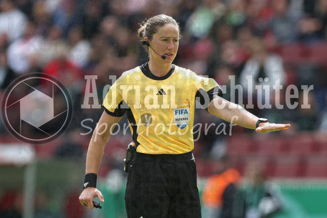 14.05.2026, GER, Fussball, Frauen, DFB-Pokal, Finale, Saison 2025/2026, VfL Wolfsburg - FC Bayern München | Schiedsrichterin Franziska Wildfeuer gestikuliert, Gestik und Mimik