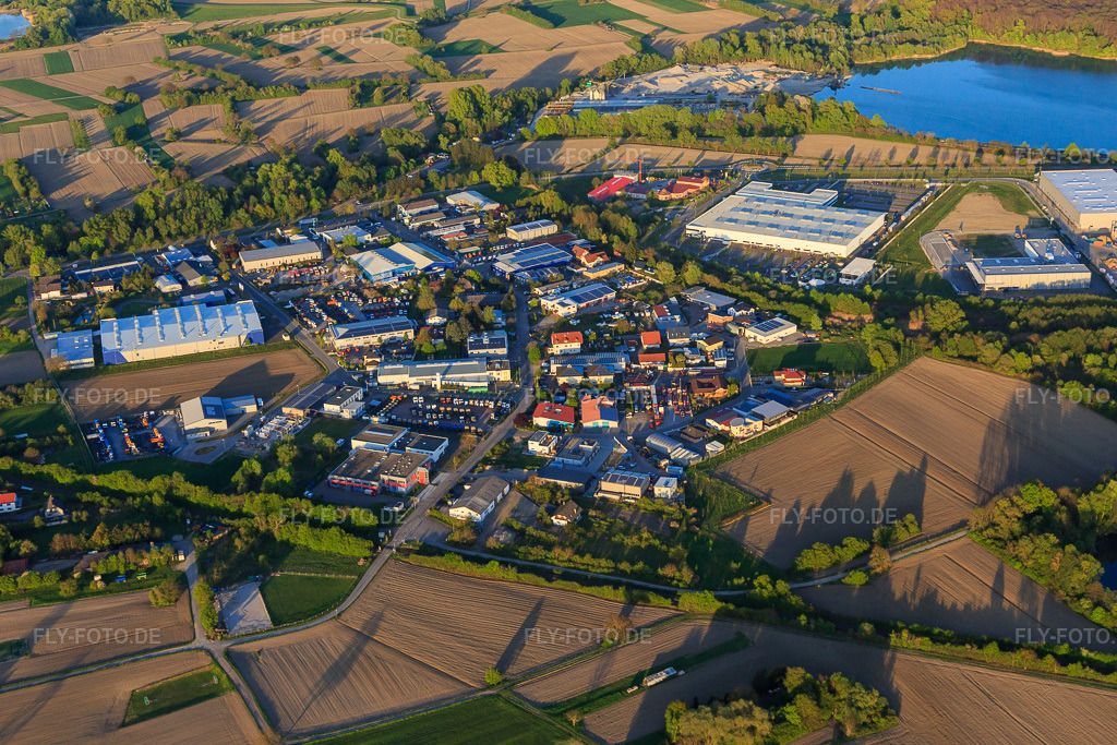 Luftbild: Industriegebiet Industriestraße aus Südwesten mit OFTEC Oberflächentechnik GmbH & Co. KG und Faurecia Innenraum Systeme GmbH in Hagenbach im Bundesland Rheinland-Pfalz in Deutschland. Foto: IMG_099242.jpg vom 23.04.2017 durch Werner Riehm/FLY-FOTO.deWWW.OFTEC.DE