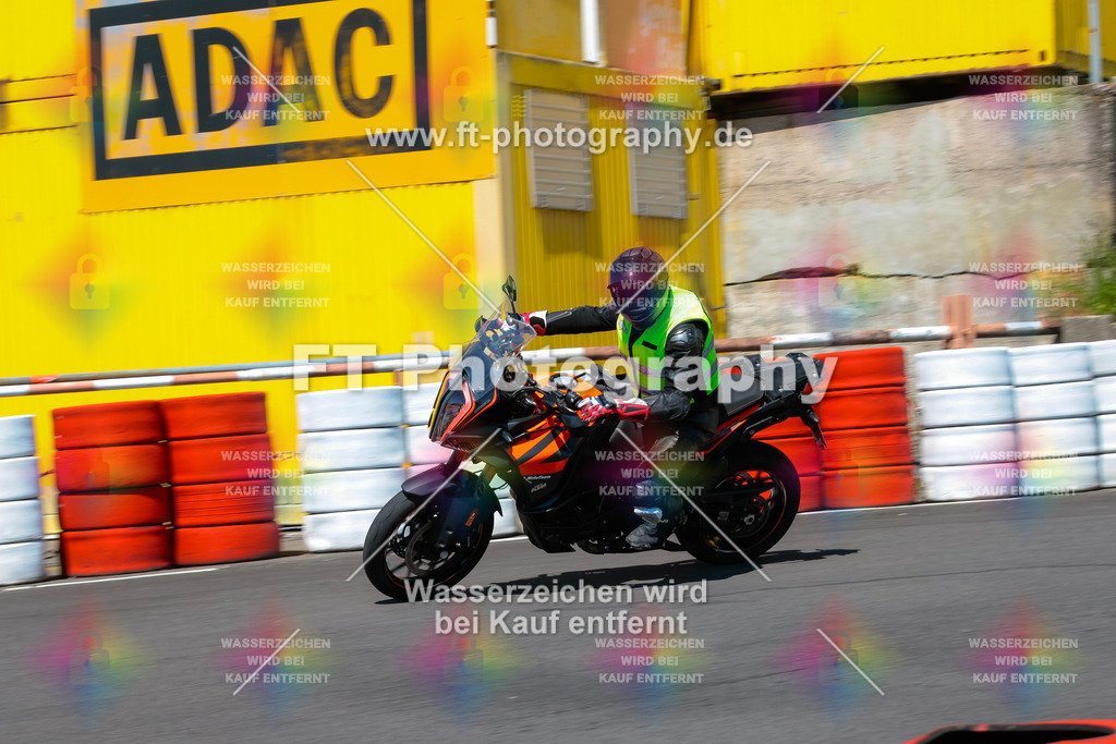 Moto-TeamOBK-22003 | Hier findet Ihr Bilder von Touristenfahrten auf der Nürburgring Nordschleife oder von anderen Veranstaltungen die ich besucht habe. Viel Spass beim Durch Schauen 