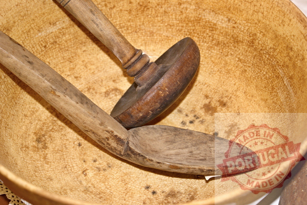 Antique rustic wooden bowl with spoon and masher | Old wooden bowl holding vintage kitchen utensils on a textured surface - Realisiert mit Pictrs.com