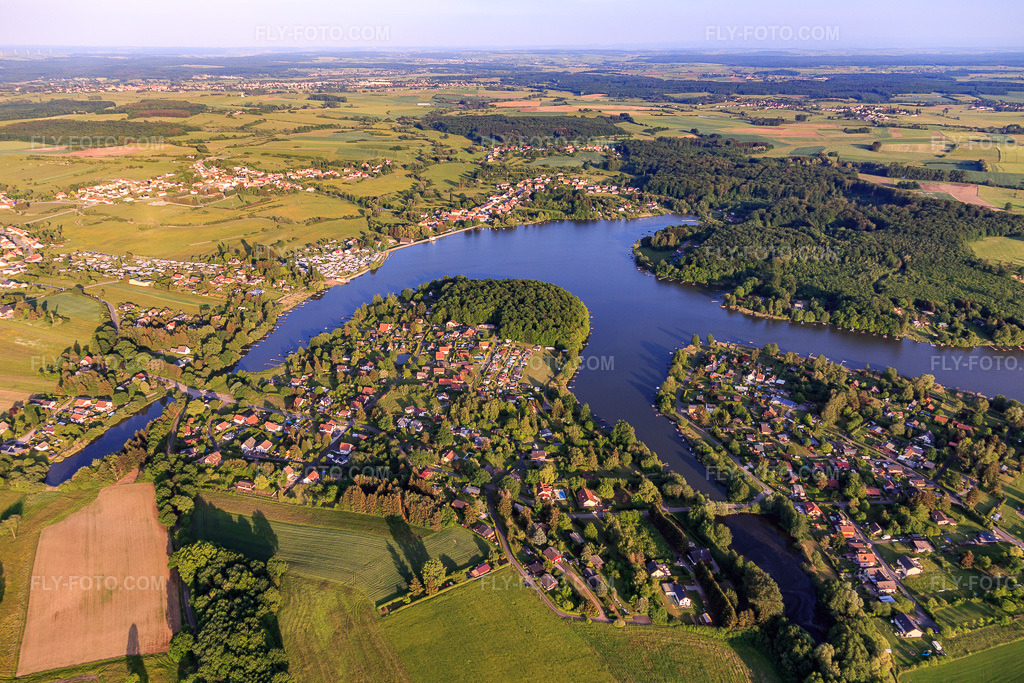 Aerial view: The districts of Weiherfeld and Netzwinkle on the Etang de Hirbach from the north in Holving in the state Moselle, France.Photo: IMG_107369.jpg taken on 05/19/2018 by Werner Riehm/FLY-FOTO.comResolution of the original: 5472 x 3648 px