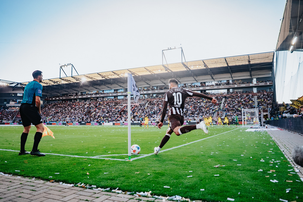 _STP0847 | Der offizielle Shop für FC St. Pauli Fotos. Wähle aus Spielszenen & Fanmomenten dein FCSP Wunschformat. Wir liefern Millerntor-Atmosphäre.