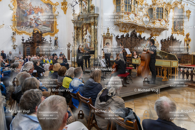 TAM25_K.10__Michael-Vogl_026_6111 | Tage Alter Musik Regensburg K.10 Basilika Unserer Lieben Frau zur Alten Kapelle The Beggar’s Ensemble (Frankreich) Elite de bons mots Meister des französischen Barocks Rameau – Royer – Boismortier – Leclair Augustin Lusson Solovioline, Leitung Foto: Michael Vogl