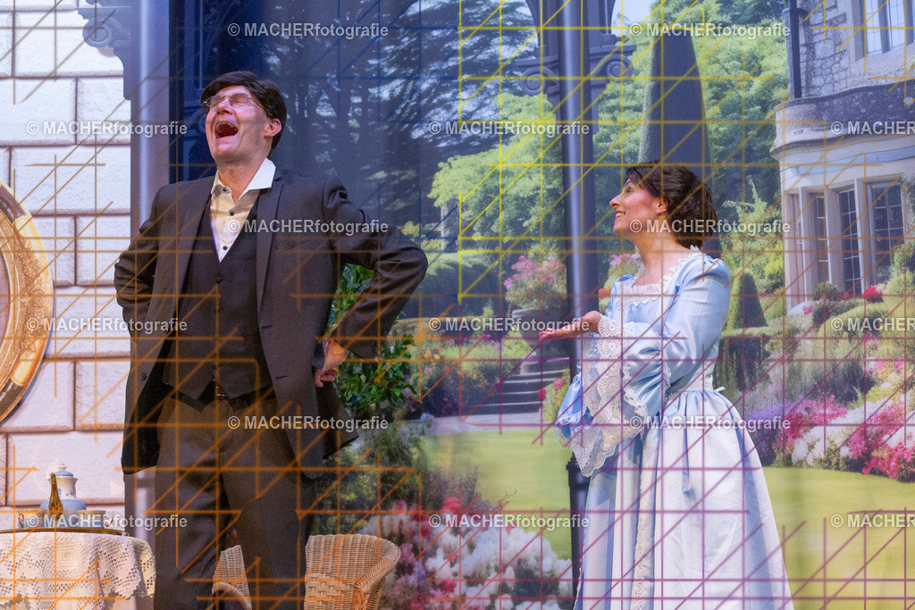 398_MFL-2025 | Portraitbilder von Regisseur; Darsteller; Techniker; Maske; Kostüme; Chor; Musiker; Bilderserie der Generalprobe und der Premierenvorstellung, Szenenbilder; Ausdrucksstudien; Bühnenüberblick; Bühnenkulissen; Pressefotos inkl. Redaktionsfoto Darstellergruppe.