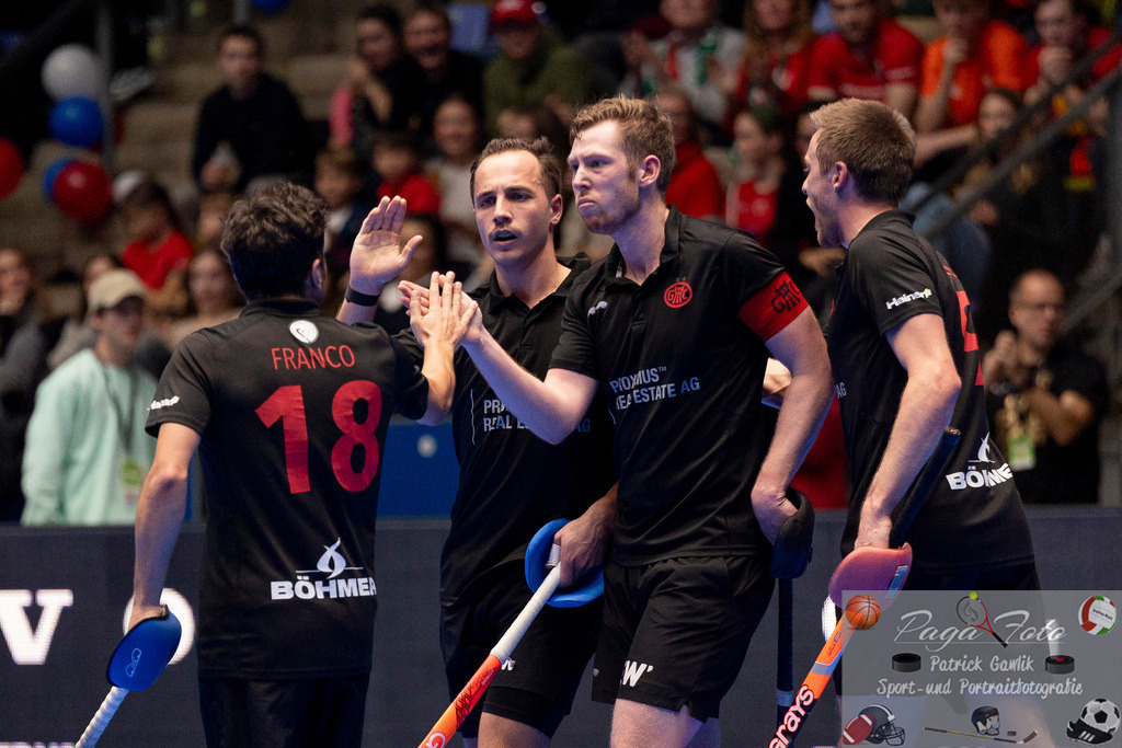Volvo E.R.B. Final 4 Halbfinale Männer: Harvestehuder HTC - Gladbacher HTC, 25.01.2025 | Felix Krause (Gladbacher HTC #29) & David Filipe Ascenso Franco (Gladbacher HTC #18) & Max Silanoglu (Gladbacher HTC #82) klatschen nach einem Tor / einem Treffer ab, Harvestehuder HTC - Gladbacher HTC, Frankfurt, Süwag Arena, 25.1.2025 - Realisiert mit Pictrs.com