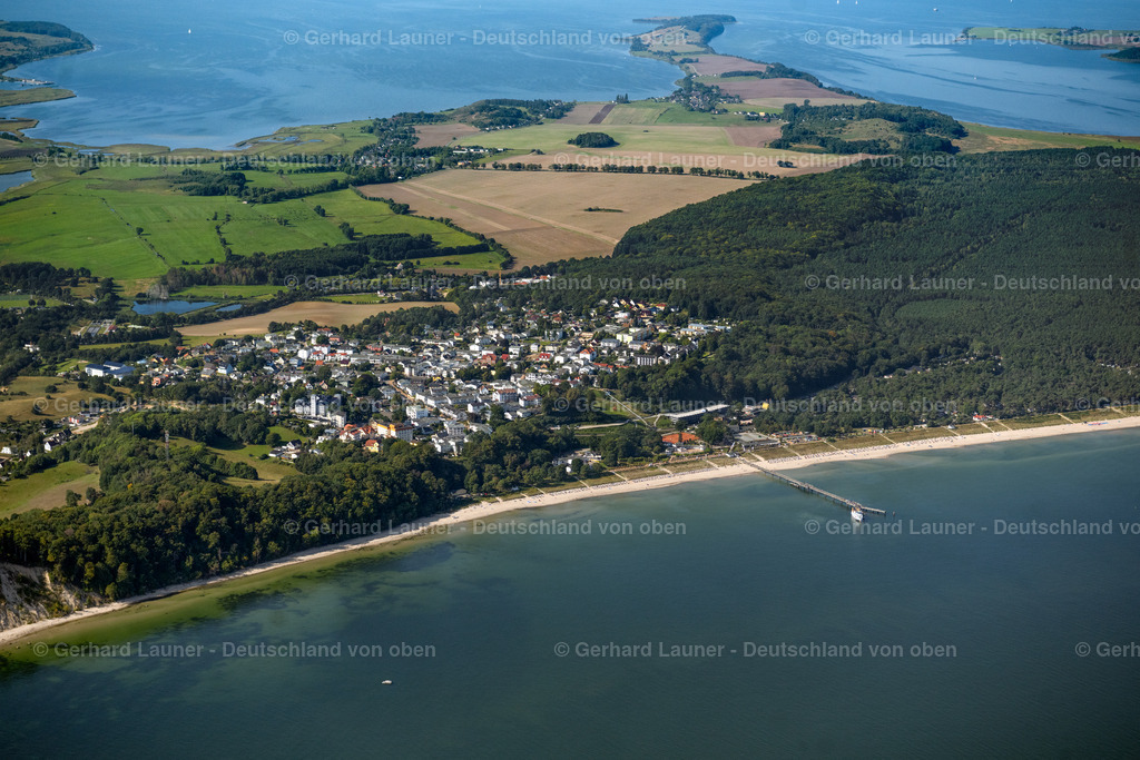 4061242 | GöHREN 08.09.2021 Inselbereich an der Ostsee am Rügen mit Blick auf das Ostseebad mit dem Ortskern in Göhren im Bundesland Mecklenburg-Vorpommern, Deutschland. // Island area on the Baltic Sea on Ruegen overlooking the Baltic Sea resort with the village center in Goehren in the state Mecklenburg - Western Pomerania, Germany. Foto: Gerhard Launer
