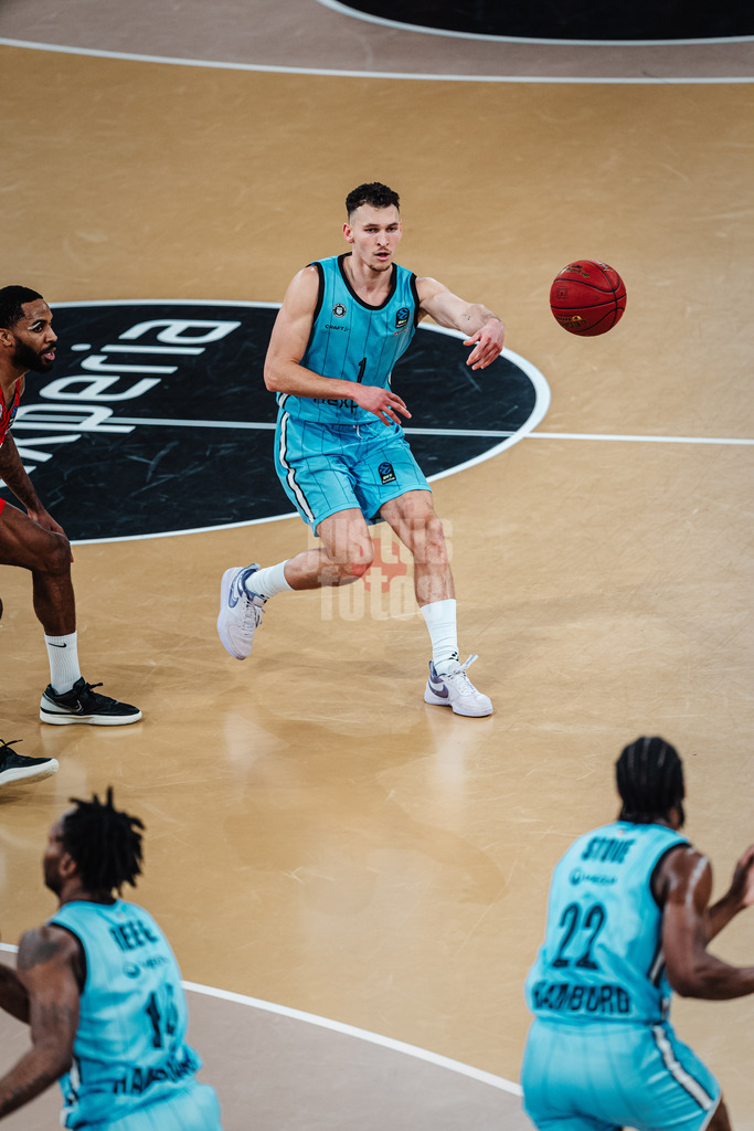 Basketball | Männer | Saison 2024/2025 | BKT EuroCup | Veolia Towers Hamburg vs. Hapoel Bank Yahav Jerusalem | 17.12.2024 | Brae Ivey (#1, Veolia Towers Hamburg) spielt einen Pass