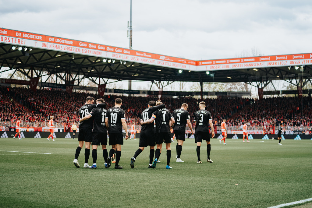 FCS08749 | Der offizielle Shop für FC St. Pauli Fotos. Wähle aus Spielszenen & Fanmomenten dein FCSP Wunschformat. Wir liefern Millerntor-Atmosphäre.