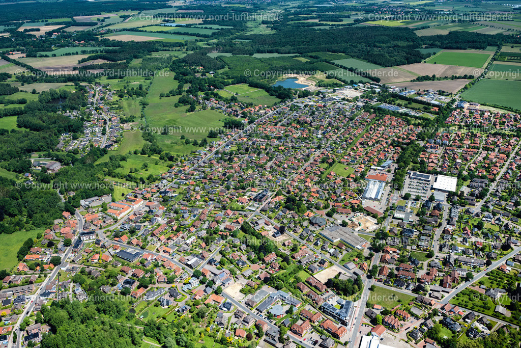 Harsefeld_ELS_6082030622 | HARSEFELD 03.06.2022 Ortsansicht der Straßen und Häuser der Wohngebiete in Harsefeld im Bundesland Niedersachsen, Deutschland. Weiterführende Informationen bei: Landkreis Stade,  Samtgemeinde Harsefeld. // Town View of the streets and houses of the residential areas in Harsefeld in the state Lower Saxony, Germany. Further information at: Landkreis Stade,  Samtgemeinde Harsefeld. Foto: Martin Elsen