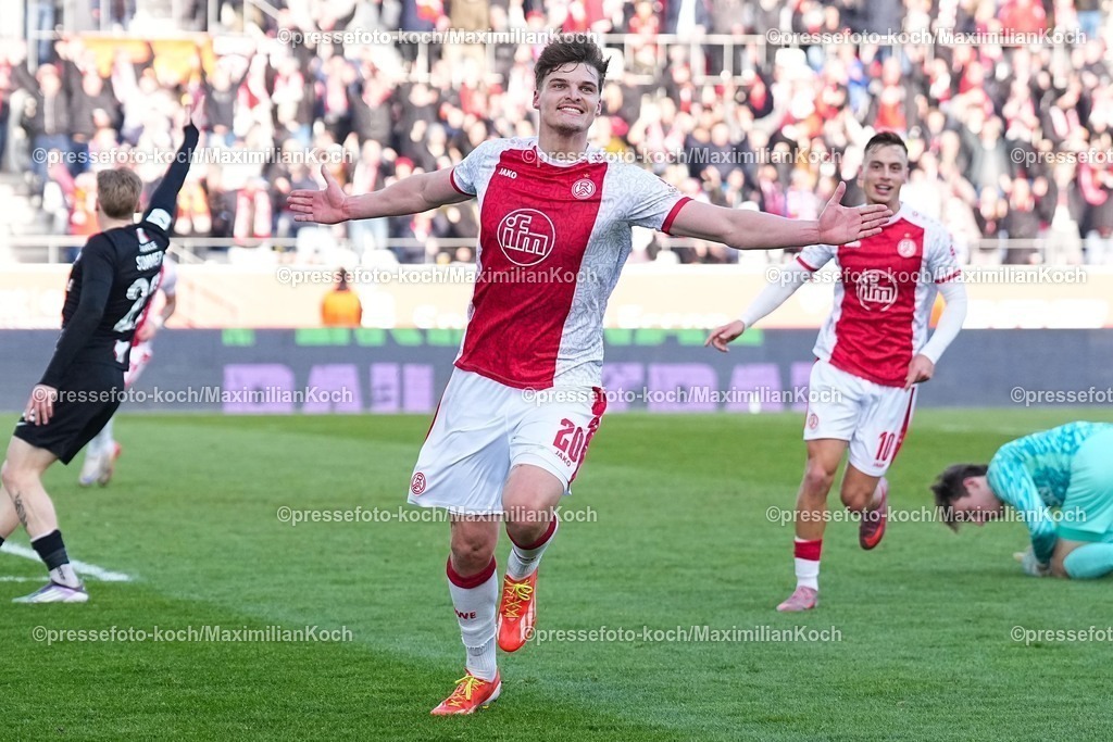 xYDRx24012601042 | 24.01.2026, xydrx, Fußball, 3.Liga, Rot-Weiss Essen - TSV Havelse, Saison 2025 2026, Stadion an der Hafenstraße: Torjubel nach dem Tor zum 2:0 für Rot-Weiss Essen durch Torschütze Marek Janssen (Rot-Weiss Essen #20)     DFB regulations prohibit any use of photographs as image sequences and or quasi-video. Photo: xYannisxDreimannxPressefotoKochx