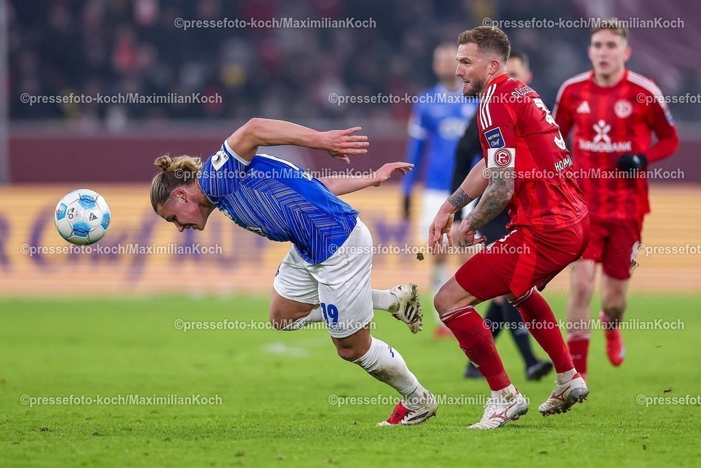 Due17012501094 | 17.01.2025, Fußball, Fortuna Düsseldorf - SV Darmstadt 98, 2.. Fußball Bundesliga, 18. Spieltag, Merkur Spiel-Arena, Saison 2024 2025: Fynn Lakenmacher (SV Darmstadt #19) im Zweikampf gegen Andre Hoffmann (Fortuna Düsseldorf #3)DFB regulations prohibit any use of photographs as image sequences and or quasi-video.
