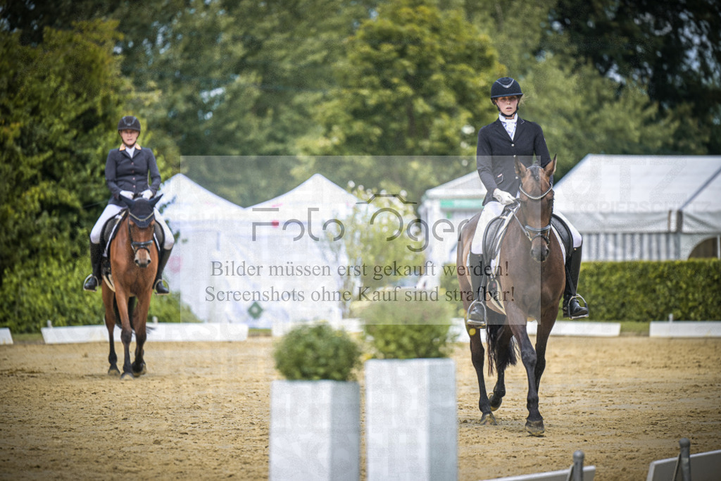 DOS_1962 | Entdecke hochwertige Reitturnierfotos von Foto Oger. Professionell, emotional und authentisch – jetzt Lieblingsmomente im Shop bestellen.Deutschlandweite Turnierfotografie. - Realisiert mit Pictrs.com