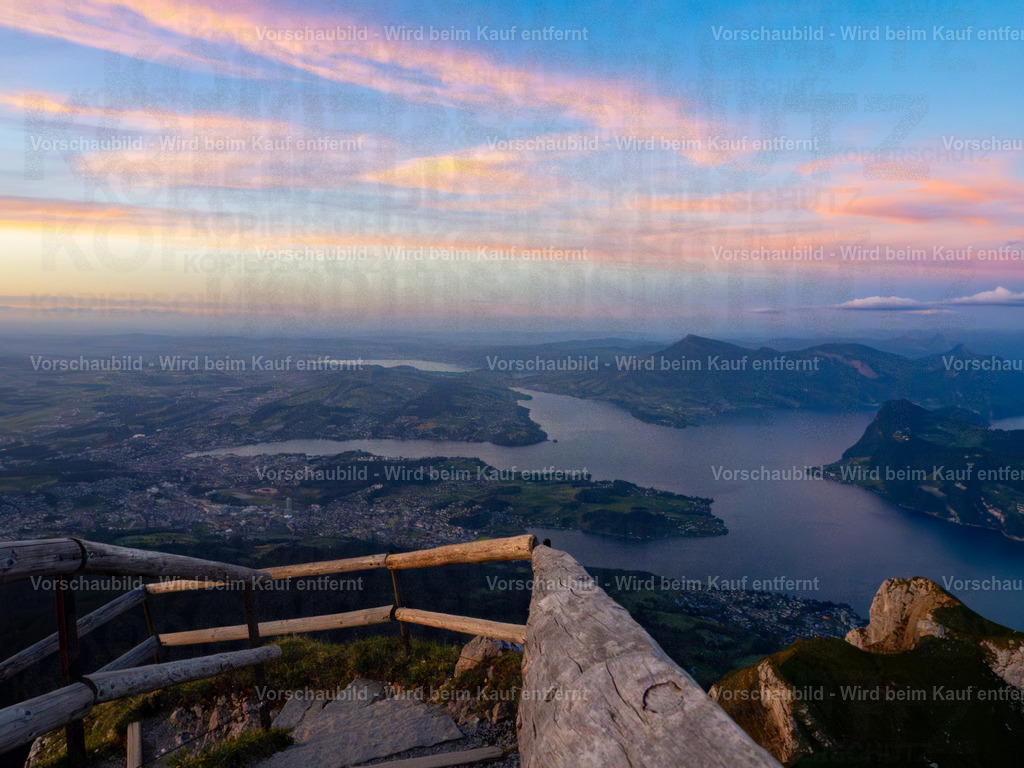 Sonnenuntergang auf dem Pilatus | Sonnenuntergang auf dem Pilatus mit warmem Abendlicht, leuchtenden Wolken und Blick über die Zentralschweiz. Eine ruhige Bergserie zwischen Fels, Himmel und letzter Tagesfarbe. - Realisiert mit Pictrs.com