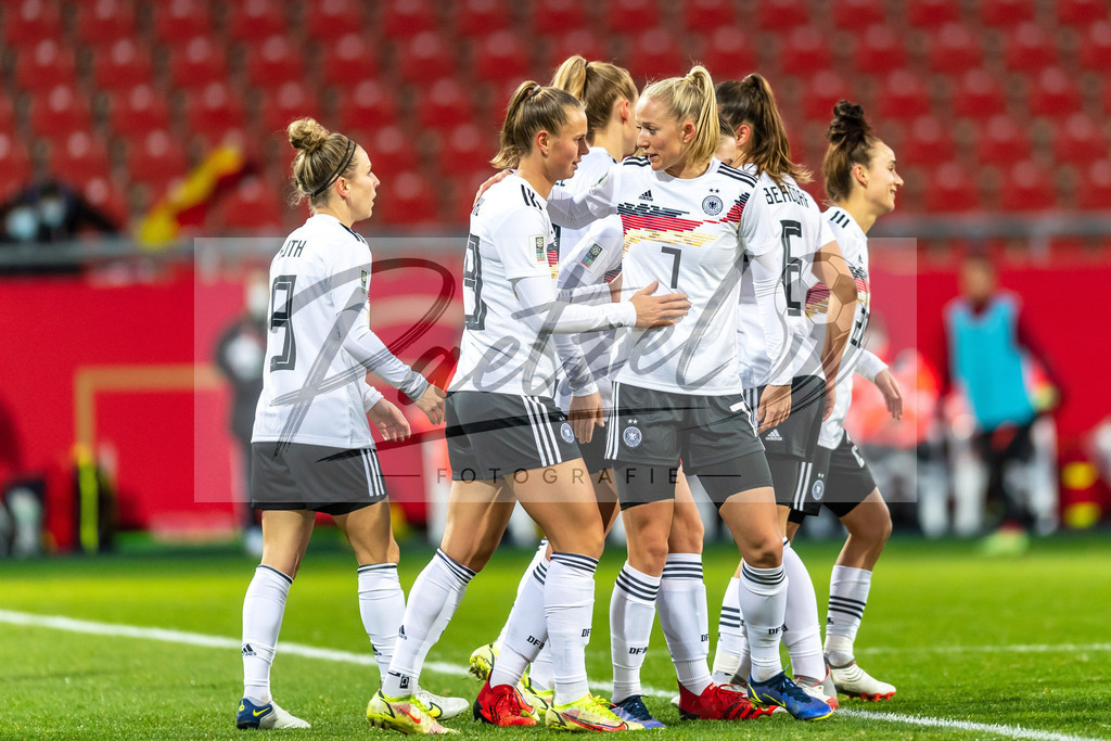 GERTUR20211126_016 | Fussball, Frauen: Lea Schueller (Germany) Torjubel, jubelt mit ihrer Mannschaft nach dem Treffer zum 3:0 bei dem Spiel der WM-Qualifikation zwischen Deutschland und Tuerkei im Eintracht-Stadion am 26.11.2021 in Braunschweig, Deutschland. - Realisiert mit Pictrs.com