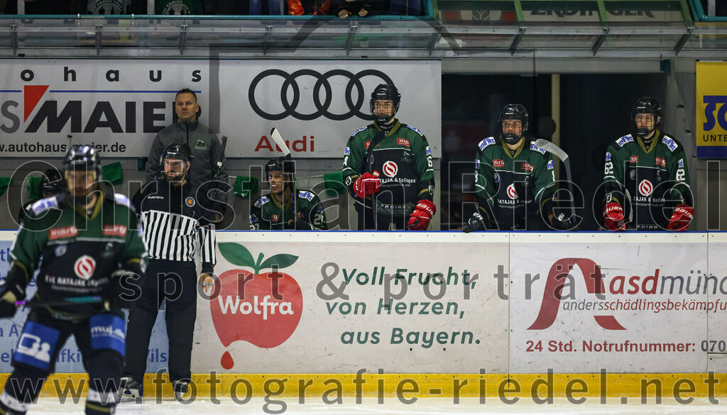 2022-12-02_151_TSV_Erding_gegen_EV_Pegnitz | Erding, Deutschland, 02.12.2022:
Eishockey, Bayernliga 2022 / 2023, 17. Spieltag, TSV Erding gegen EV Pegnitz, Endergebnis: 9:3

Trainer Ales Jirik (Erding Gladiators), Mark Waldhausen (Erding Gladiators, #27), Dennis Henter (Erding Gladiators, #62)

Foto: Christian Riedel / fotografie-riedel.net