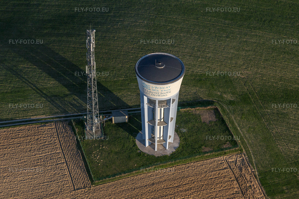 Vue aérienne: Structure du château d'eau peint et du mât de téléphonie mobile à Wintzenbach dans le département Bas Rhin, France. Photo: IMG_097853.jpg prise le 27/03/2017 par Werner Riehm/FLY-FOTO.euRésolution de l'original: 5472 x 3648 px