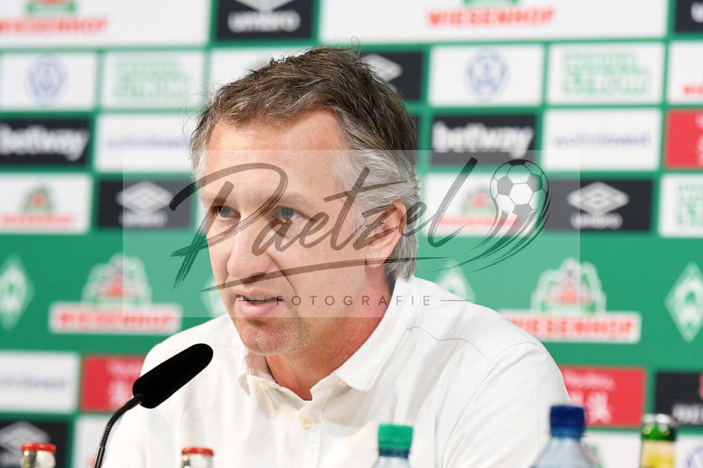 20200303_PKWBRE_0031 | Fussball, Herren: Geschaeftsfuehrer Fussball Frank Baumann (SV Werder Bremen) schaut waehrend der Pressekonferenz des SV Werder Bremen im Presseraum des wohninvest Weserstadion am 03.03.2020 in Bremen, Deutschland. - Realisiert mit Pictrs.com
