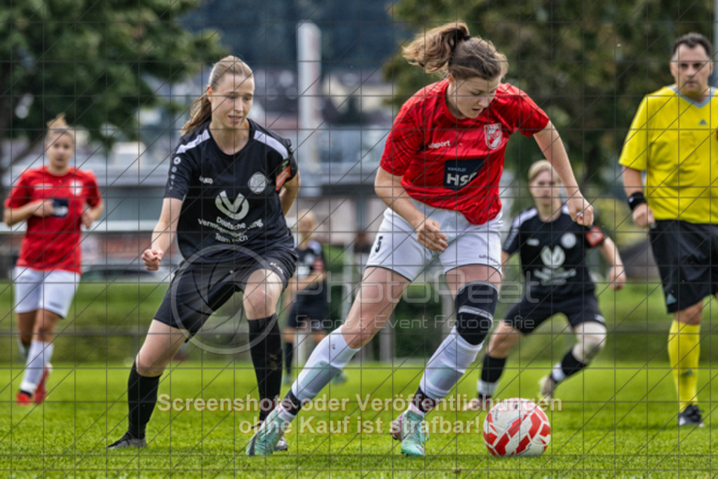 20250928_134851_0328-Bearbeitet | #,1.FC Donzdorf (schwarz) vs. TV Derendingen (rot), Fussball, Frauen-Verbandsliga Württemberg, 03. Spieltag, Saison 2025/2026, Rasenplatz Lautertal Stadion, Süßener Straße 16, 73072 Donzdorf, 28.09.2025 - 13:00 Uhr,Foto: PhotoPeet-Sportfotografie/Peter Harich