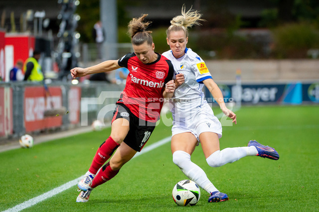 20241007NSZ_9749 | Synne Skinnes Hansen (Bayer Leverkusen,No.10) im Zweikampf mit Melina Reuter (Carl Zeiss Jena,No.07)DEU, Leverkusen, 07.10.2024 Fußball, Frauen, Google Pixel Frauen-Bundesliga, Saison 2024/2025, 5. Spieltag, Bayer 04 Leverkusen - FC Carl Zeiss JenaDIE DFB-RICHTLINIEN UNTERSAGEN JEGLICHE NUTZUNG VON FOTOS ALS SEQUENZBILDER UND/ODER VIDEOÄHNLICHE FOTOSTRECKEN - Realisiert mit Pictrs.com