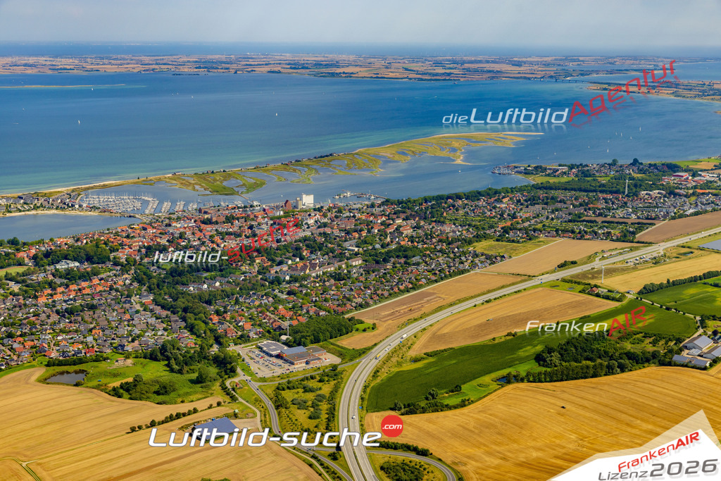 Übersichts Bild Heiligenhafen - Die Luftaufnahme wurde 2025 vom UL-Flugzeug heraus erstellt ( keine Drohnenaufnahme ) - Hochauflösende Luftaufnahme - für Wandbilder und großformatige Ausdrucke geeignet. Das besondere Geschenk!Hier alle&nbsp;Infos zur Lizenzierung der LuftaufnahmeWir fliegen auch dieses Jahr wieder in Ihre Region um Luftbilder zu erstellen.- Luftbild anfragen