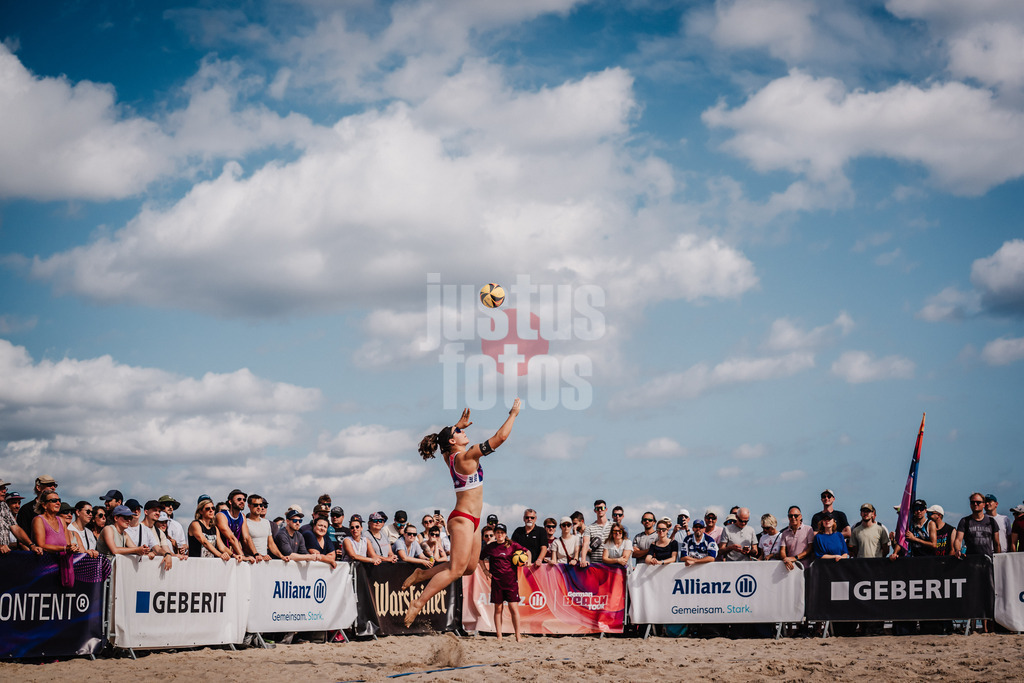 Beachvolleyball | Frauen | Deutsche Meisterschaften 2025 Timmendorfer Strand | 04.09.2025 | Anna-Lena Grüne beim Aufschlag