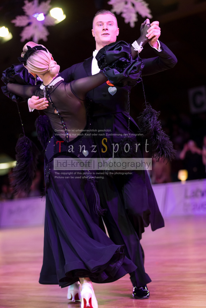20241215_WDSF_Int_Open_Std-Riga-9097 | Tanzsportbilder, Standardtanz, Lateintanz, WDSF, DTV, LTVB, dancecomp, goc, hessen tanzt, blaues band der spree, walzer, tango, wiener walzer, slowfox, quickstepp, samba, rumba, cha-cha-cha, paso doble. jive, hd-kroft photography, turniertanzsport
