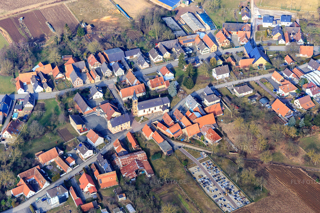 Luftbild: Kirche St. Laurentius und Friedhof in Siegen im Bundesland Bas-Rhin in Frankreich. – Foto: IMG_096915.jpg vom 19.02.2017 durch Werner Riehm/FLY-FOTO.de – Auflösung des Originals: 4968 x 3312 px