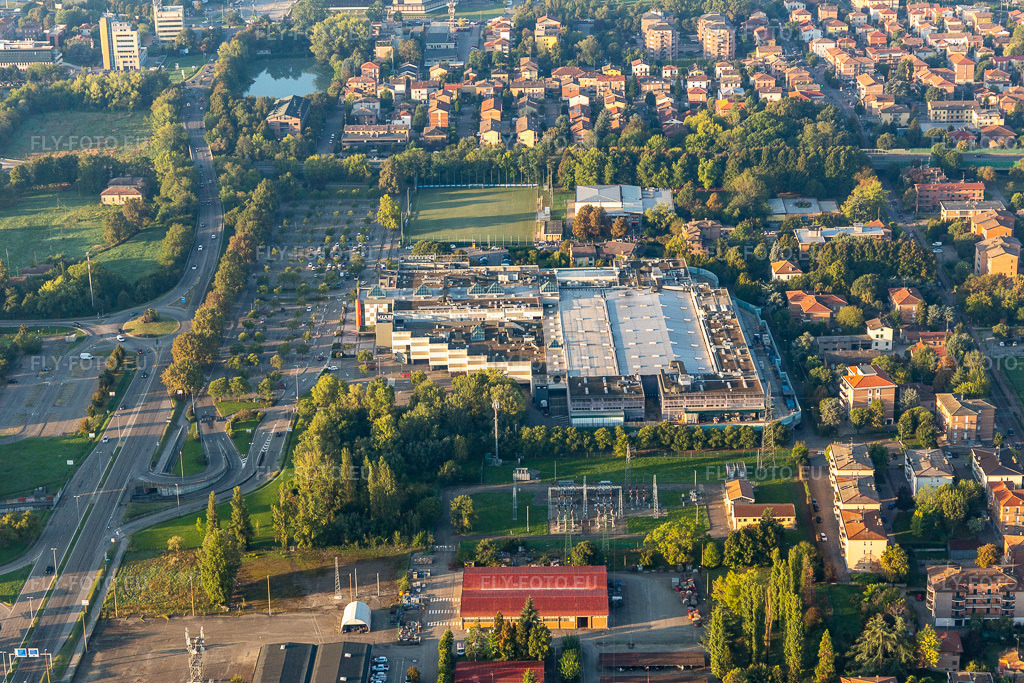 Vue aérienne: L'Ariosto Centro Commerciale à Reggio nell’Emilia dans le département Reggio Emilia, Italie. Photo: IMG_134822.jpg prise le 20/09/2022 par Werner Riehm/FLY-FOTO.euRésolution de l'original: 5472 x 3648 pxCentro Commerciale ariosto