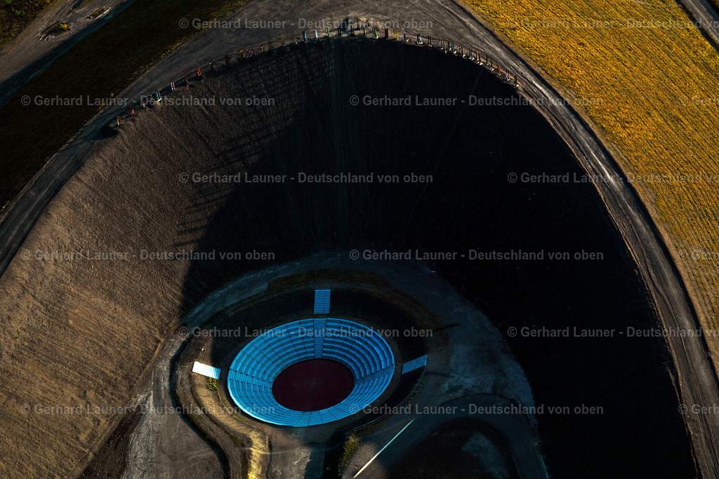 2993164 | Halde Haniel, die höchste ständig begehbare Bergehalde im Ruhrgebiet in Oberhausen und Bottrop mit Kreuzweg, Amphitheater und Totems