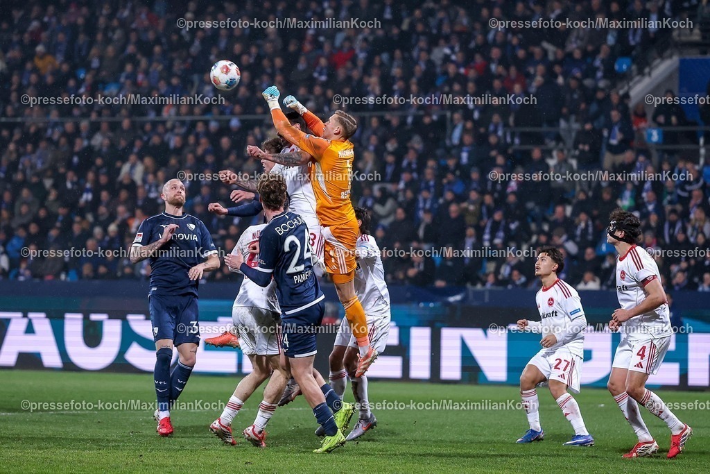 BOC20022601073 | 20.02.2026, Fußball, VfL Bochum - 1. FC Nürnberg, 2. Fußball Bundesliga, 23. Spieltag, Vonovia Ruhrstadion, Saison 2025 2026: Strafraumaktion Torwart Jan Reichert&nbsp;(1FC Nuernberg #01) verteidigt den Ball neben Adriano Grimaldi (1FC Nuernberg #33) gegen Mats Pannewig&nbsp;(VfL Bochum #24)  und Philipp Hofmann&nbsp;(VfL Bochum #33) DFB regulations prohibit any use of photographs as image sequences and or quasi-video.