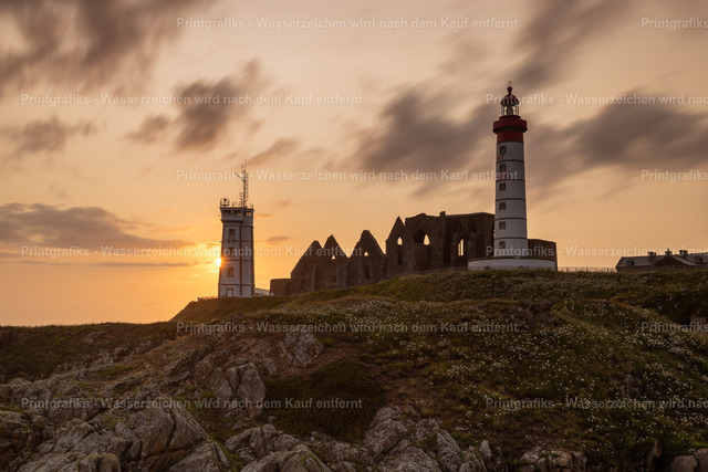 Leuchttürme im Abendlicht der Bretagne | Zwei Leuchttürme stehen in der warmen Abendstimmung an der felsigen Küste der Bretagne. Das sanfte Licht, die alten Mauern und der dramatische Himmel erzeugen eine raue, romantische und maritime Atmosphäre. - Realisiert mit Pictrs.com