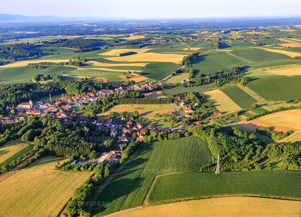 Vue aérienne: Vue de la ville depuis le nord à Neewiller-près-Lauterbourg dans le département Bas Rhin, France – .Photo: IMG_082904.jpg prise le 26/06/2015 par Werner Riehm/FLY-FOTO.eu – Résolution de l'original: 5057 x 3648 px