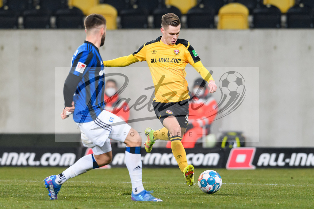 SGDHSV20220114_120 | Fussball, Herren: Julius Kade (SG Dynamo Dresden) in Aktion, am Ball, Einzelaktion bei dem Spiel der 2. Bundesliga zwischen SG Dynamo Dresden und Hamburger SV im Rudolf-Harbig-Stadion am 14.01.2022 in Dresden, Deutschland.DFB / DFL REGULATIONS PROHIBIT ANY USE OF PHOTOGRAPHS AS IMAGE SEQUENCES AND/OR QUASI-VIDEO. - Realisiert mit Pictrs.com